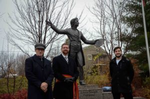 Au mémorial Louis-Joseph Papineau : Guy Archambault, président SHRL, Xavier Barsalou-Duval, député au Bloc québécois et Anthony membre du C.A.